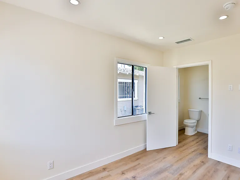 619 W 30th St #625 — Photo 8