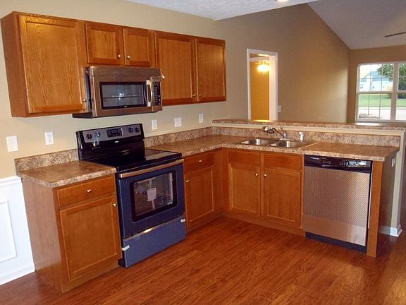 Great looking kitchen with new Stainless appliances