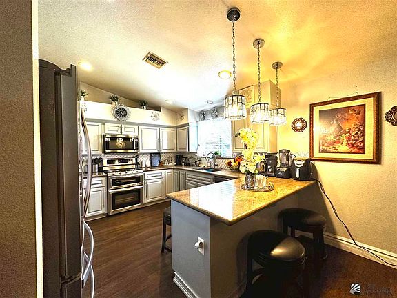 5th image of 3867 W 21st St
