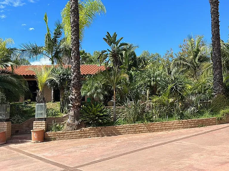 15504 Hawley Place with Guesthouse in rear