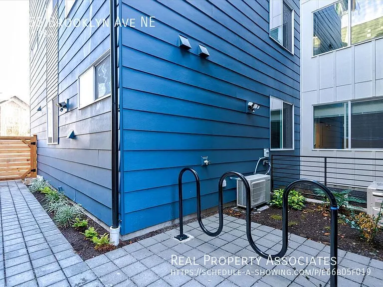 5255 Brooklyn Ave NE — Photo 34