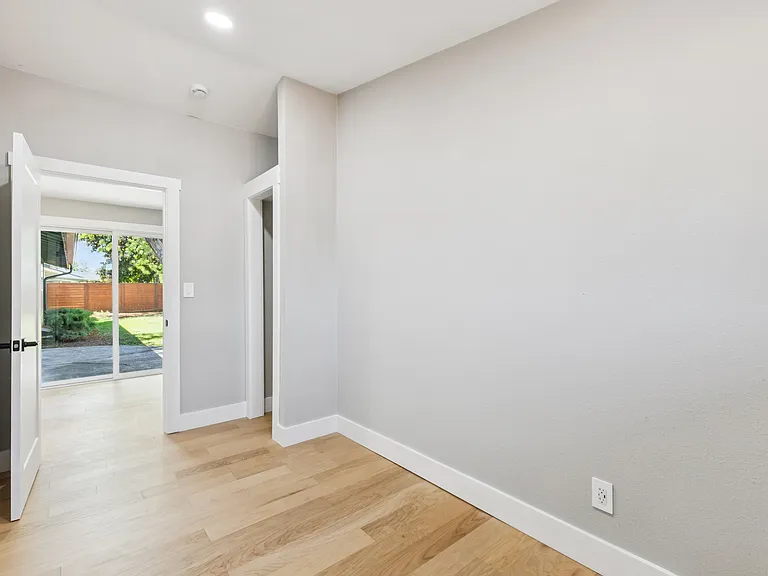 1079 Westwood Dr — Photo 8