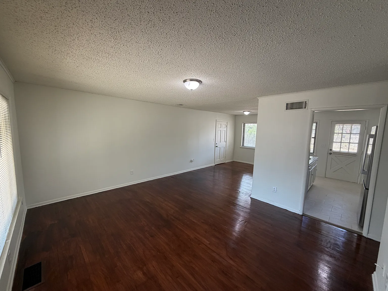 3 bed, 1080 sqft, $1,400 — Photo 2