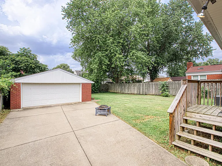 8111 Edsel Ln — Photo 15