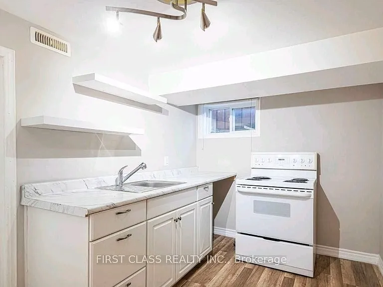 378 Martin St — Photo 17