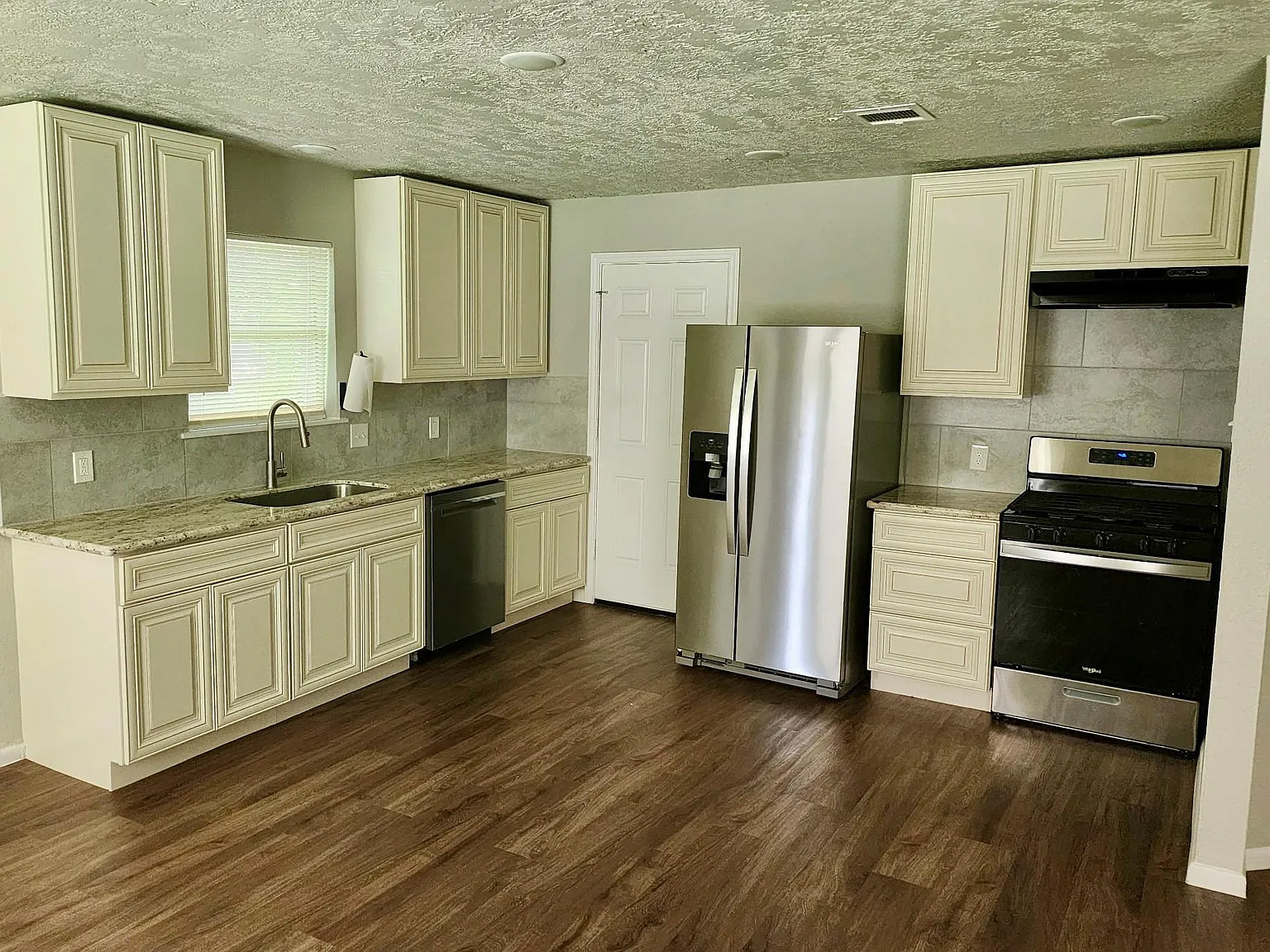 3 bed, 2.0 bath, 1399 sqft, $2,000 — Photo 3