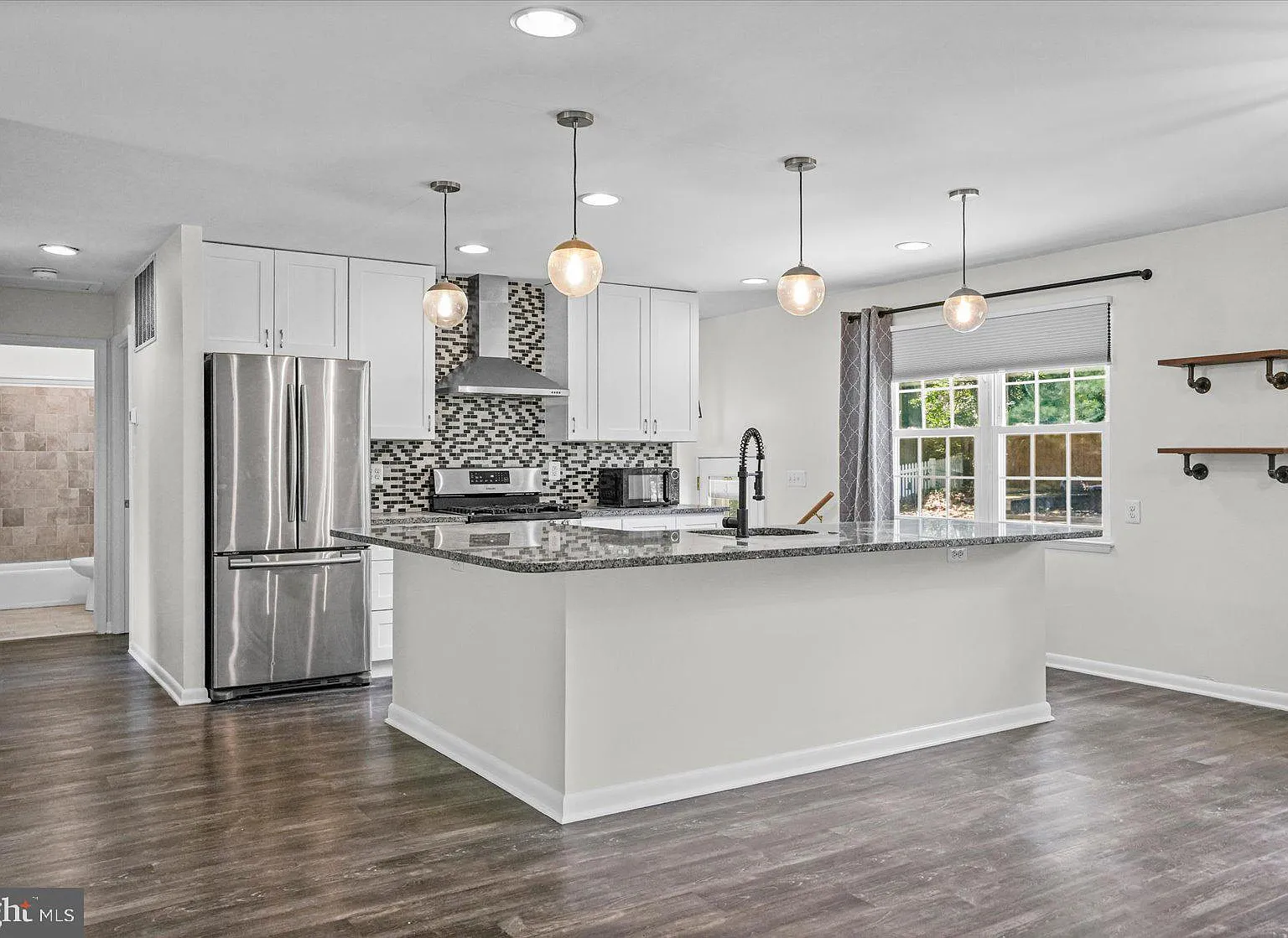 4 bed, 3.0 bath, 2324 sqft, $3,400 — Photo 4