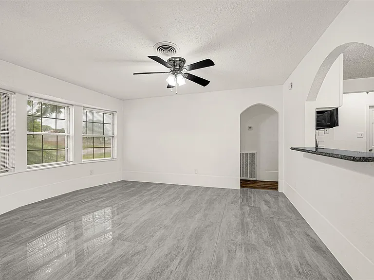 506 Edgebrook Dr — Photo 3
