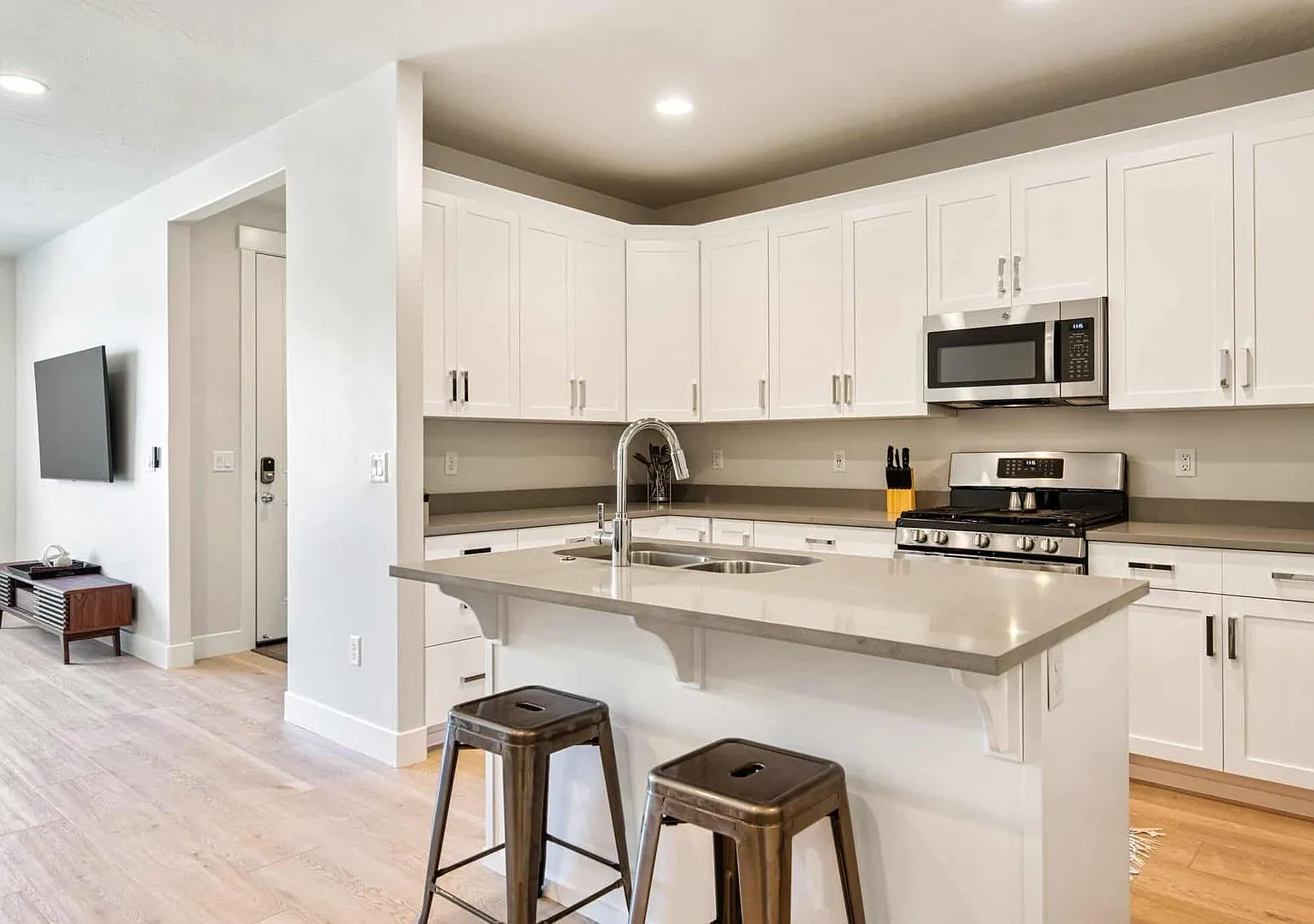 Modern 3-Bedroom, Home in Escondido at Sienna Hills! — Photo 1