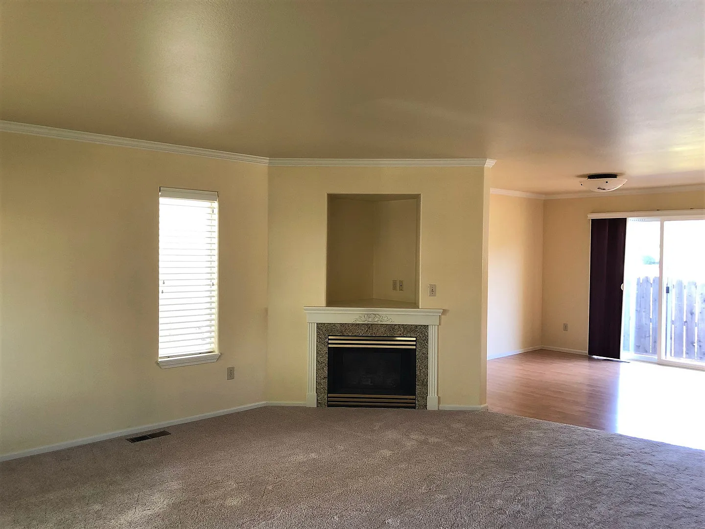 3 Bedroom 2.5 Bath Condo-Gas Fireplace — Photo 3