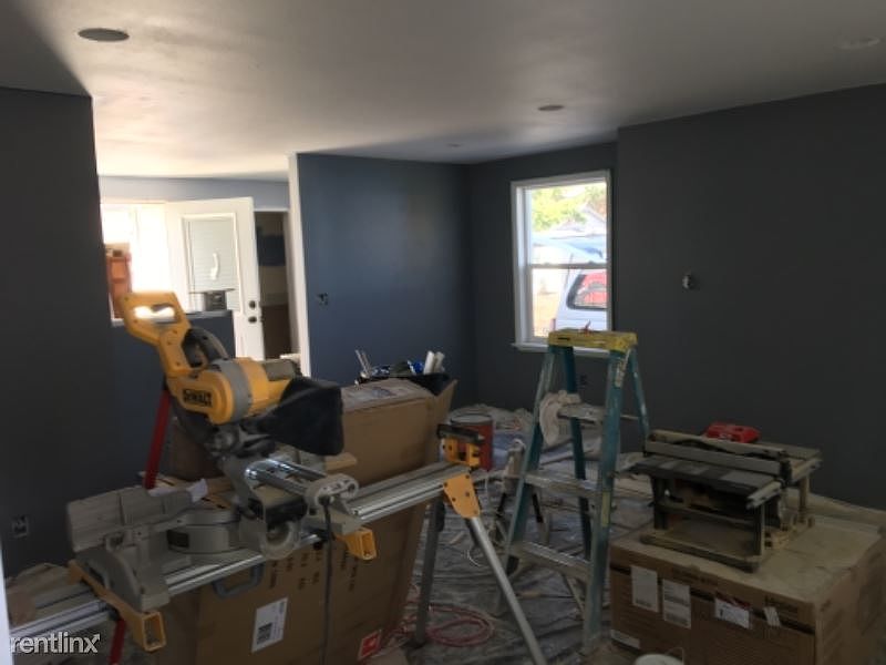 2nd image of 123 E St SE