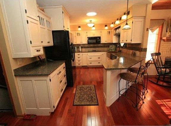 3rd image of 804 Columbus Ave S