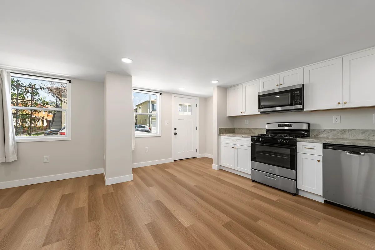 Building Photo - 3020 E 3rd St #14