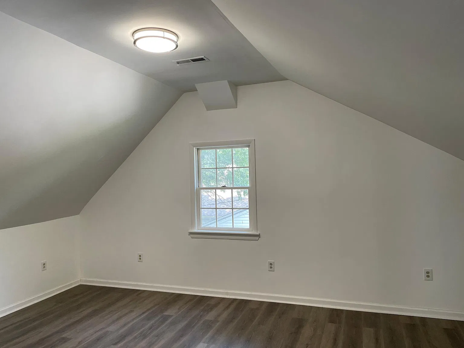 3 bed, 1.5 bath, 1200 sqft, $3,200 — Photo 2