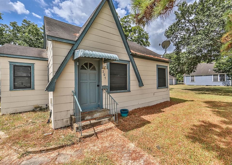 1st image of 207 Pecan St