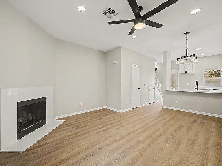 1601 N Saba St — Photo 2