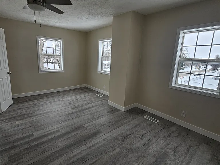 507 E Water St — Photo 5
