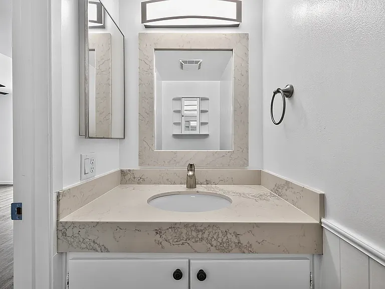 802 Bayside Ct — Photo 10