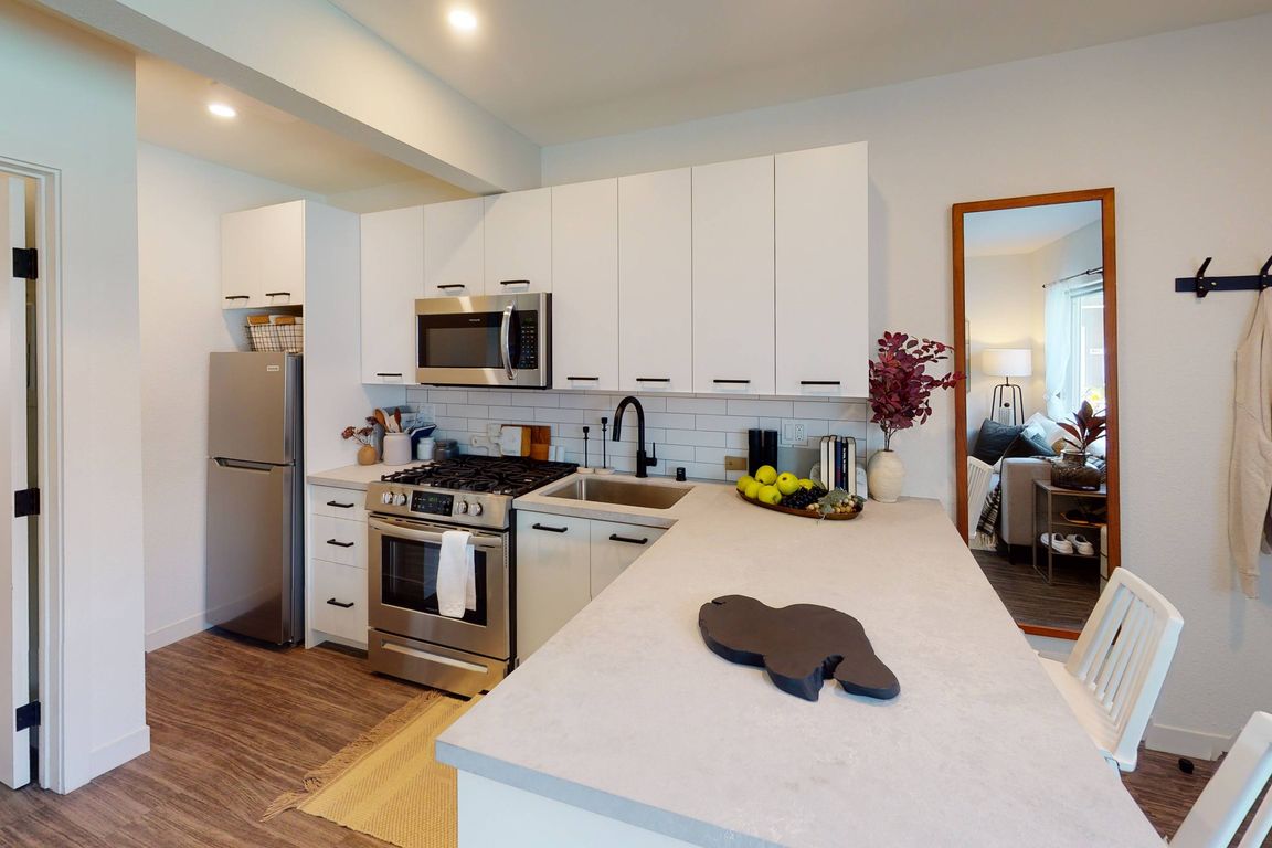 Santa-Monica-Palms-1-Bed-1-Bath-Model-Kitchen(1)