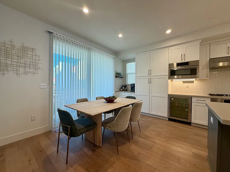 561 Pilgrim Dr — Photo 11