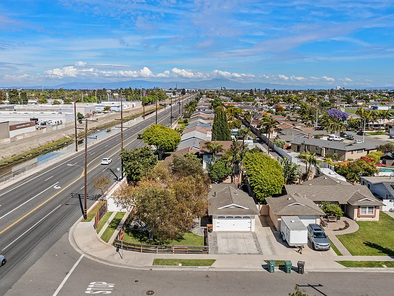 16002 Warren Ln — Photo 34