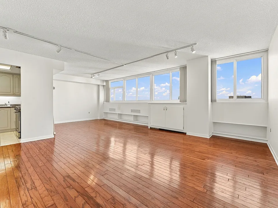 500 Laurier Ave W