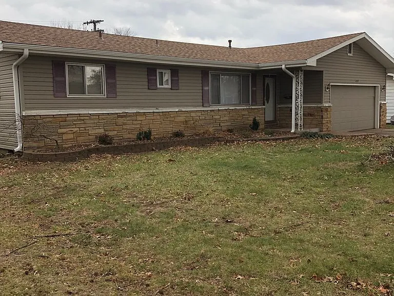2818 S Stewart Ave — Photo 2