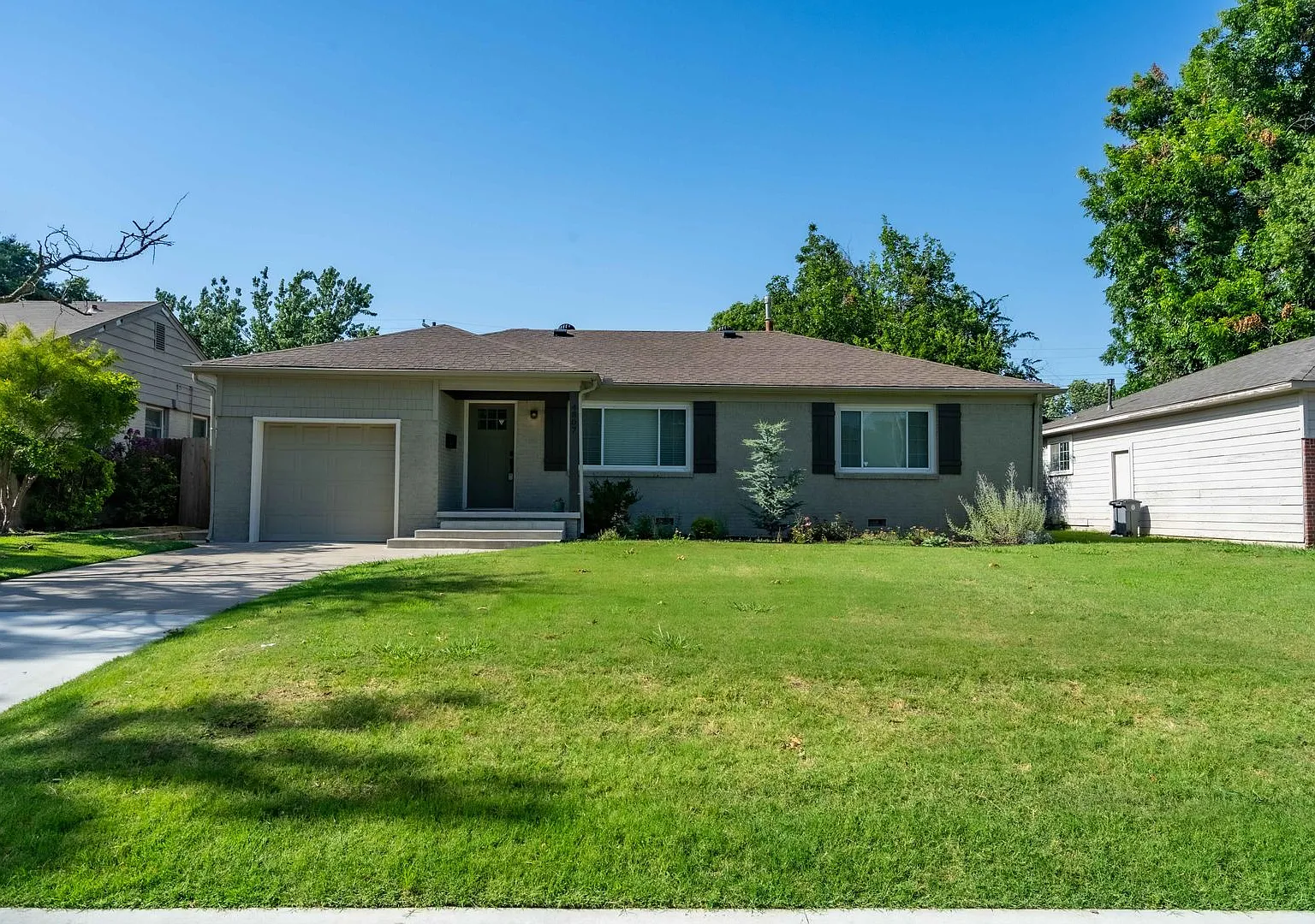Stunning 3 Bed 2 Bath In Great Area — Photo 1