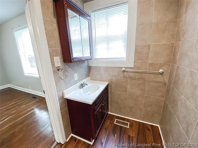 302 E 13th St — Photo 12