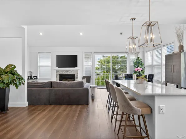 2202 Townhome Way, Huntington Station, NY 11746