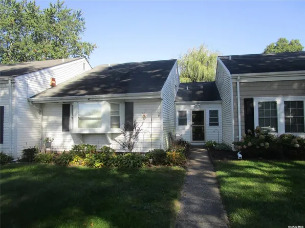 46 Freemont Lane #46, Coram, NY 11727