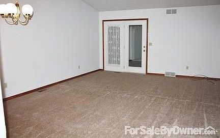 Living Room
						:
						New Carpeting