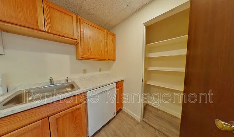 801 W Villard St #33 — Photo 4