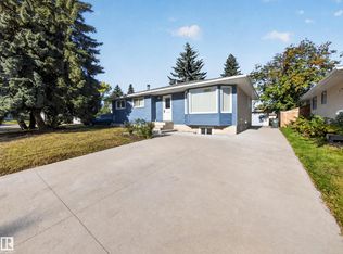34 Penguin Cres, Strathcona County, AB T8A 3H4