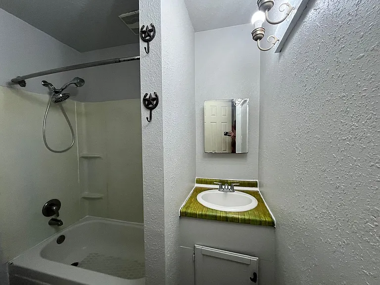 702 S 6th Ave — Photo 9
