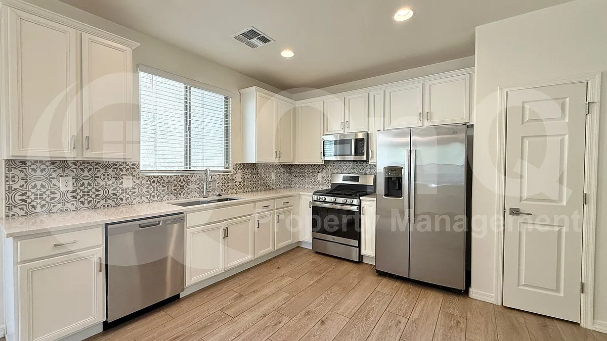 3 bed, 2.5 bath, 1605 sqft, $1,999 — Photo 3