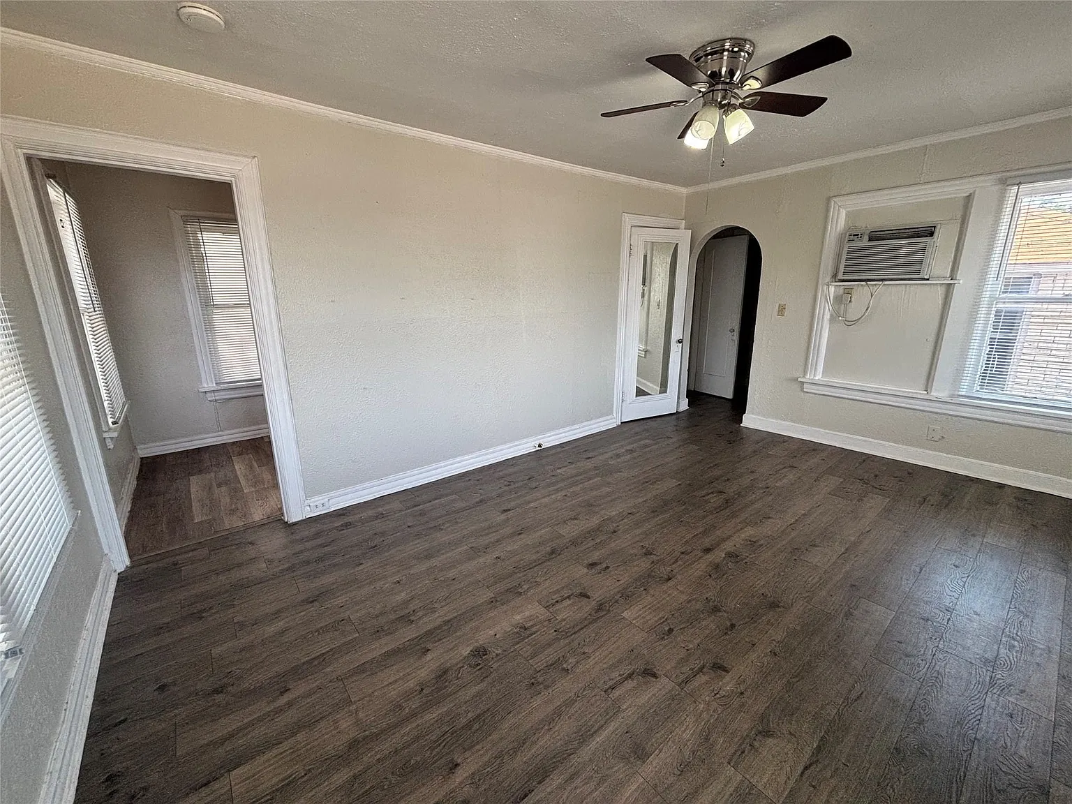 1 bed, 1.0 bath, 325 sqft, $885 — Photo 2