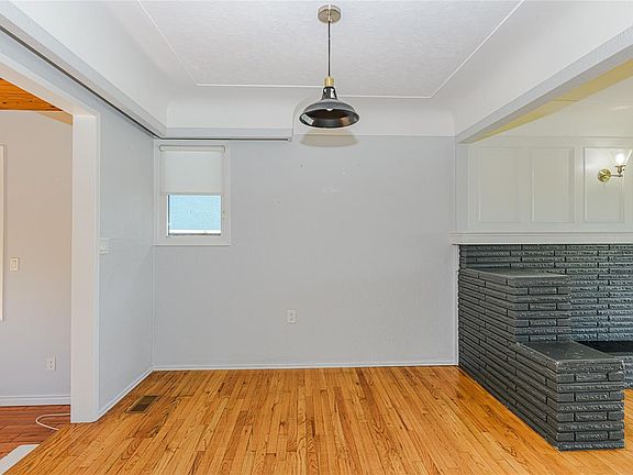 5th image of 585 Baker St