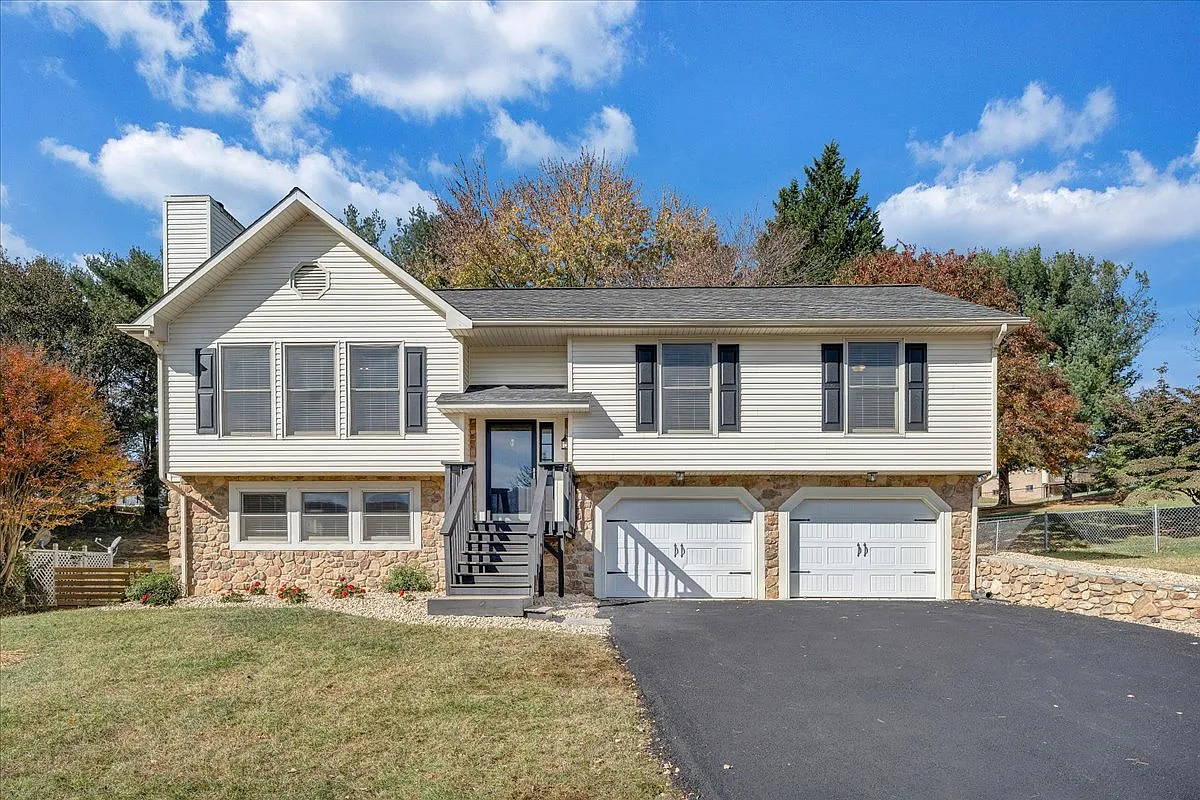 3 bed, 2.5 bath, 1831 sqft, $3,000 — Photo 3