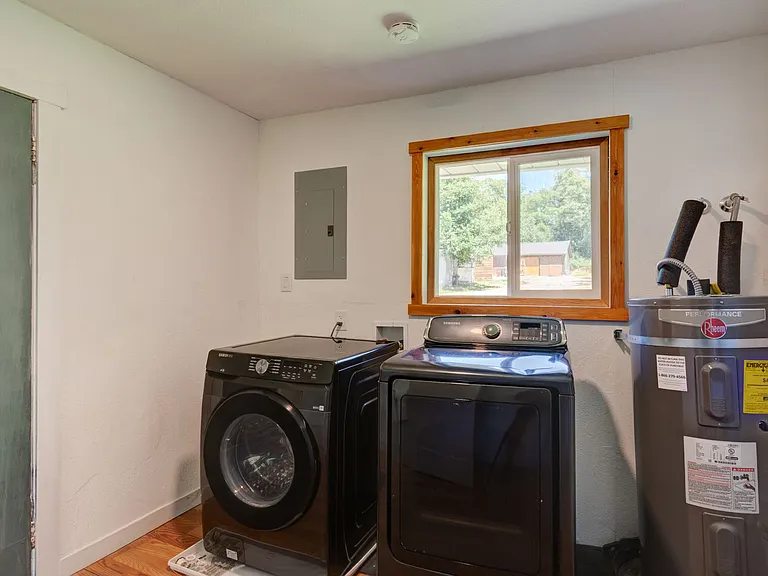 1736 W Beach Rd — Photo 4