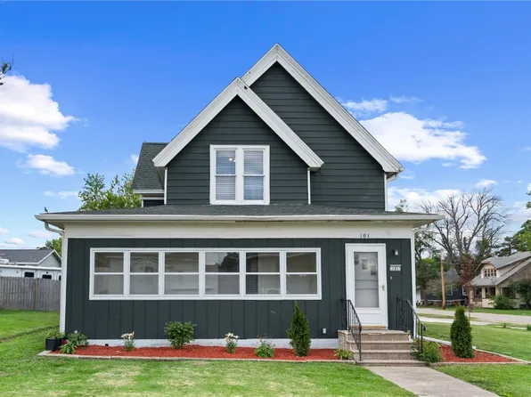 101 2nd Ave, Newhall, IA 52315