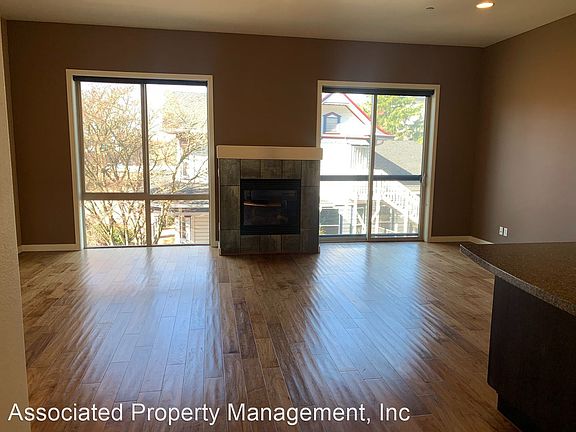 4th image of 433 SE Washington St #202