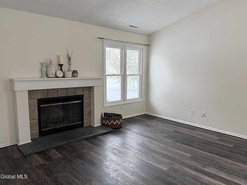 4th image of 8 Schuyler Court