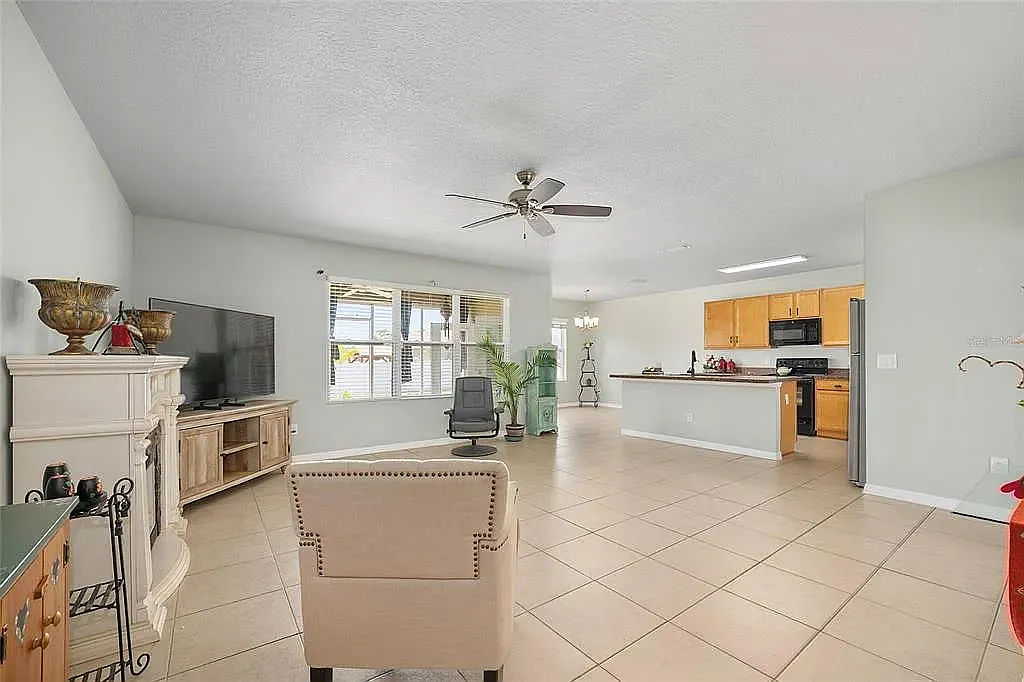 3 bed, 1795 sqft, $2,300 — Photo 4