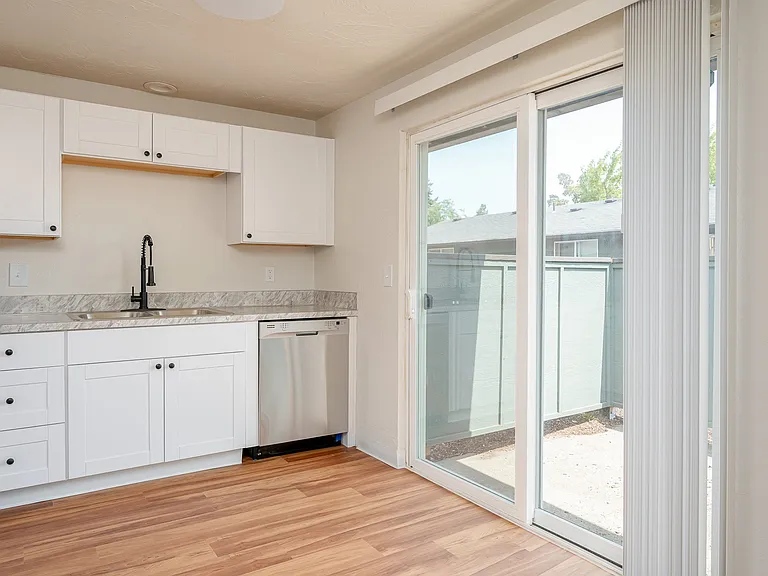 Pacific Village | Kitchen