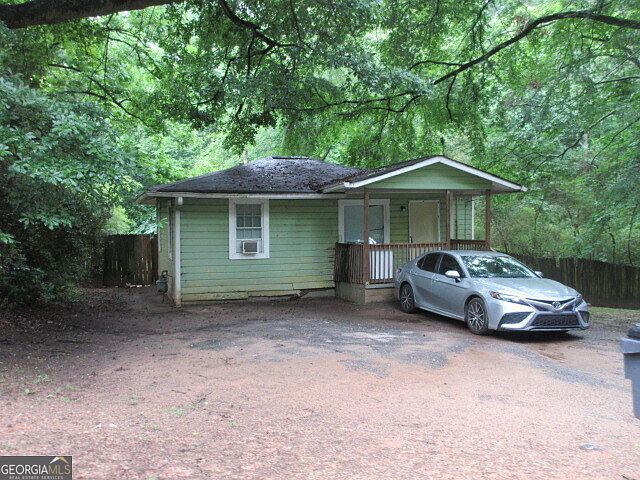 2nd image of 118 Tye St