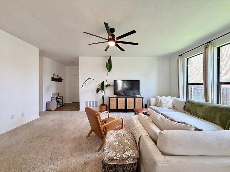 206 Briarwood Dr — Photo 5