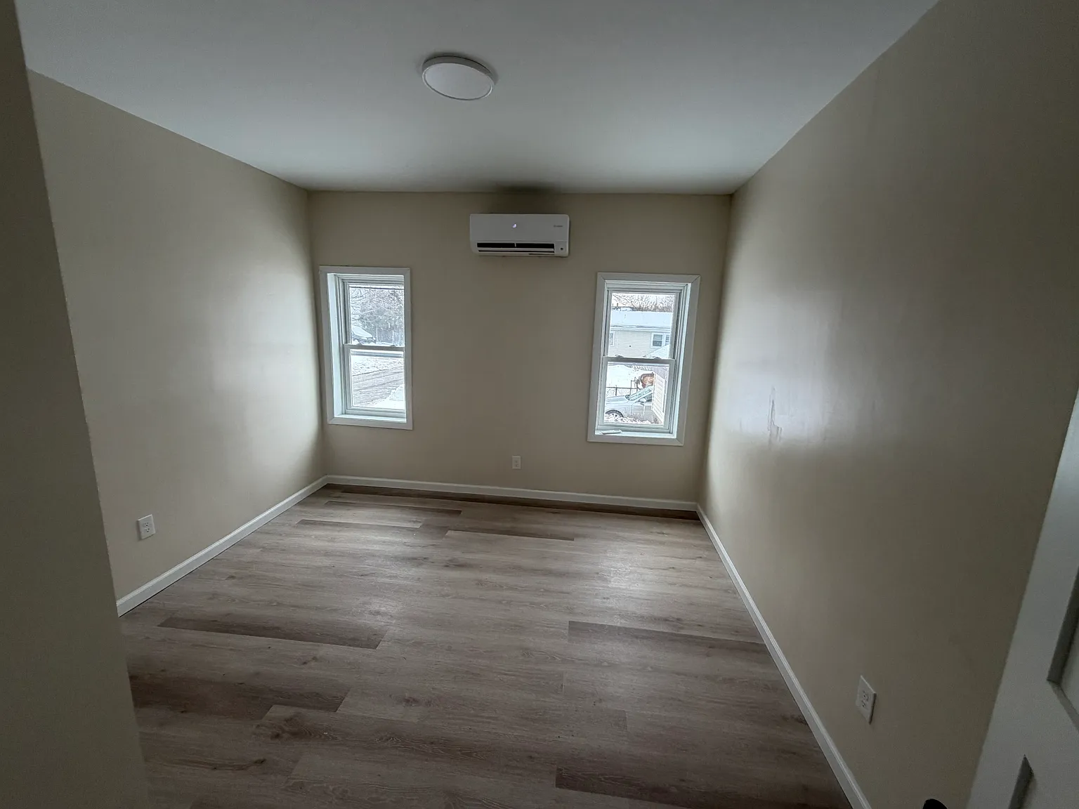 3 bed, 850 sqft, $2,100 — Photo 3