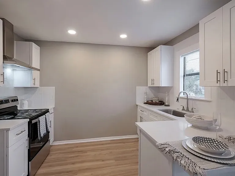 858 Harriman Pl — Photo 7