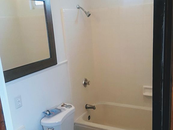 3rd image of 2912 Montclair Ave